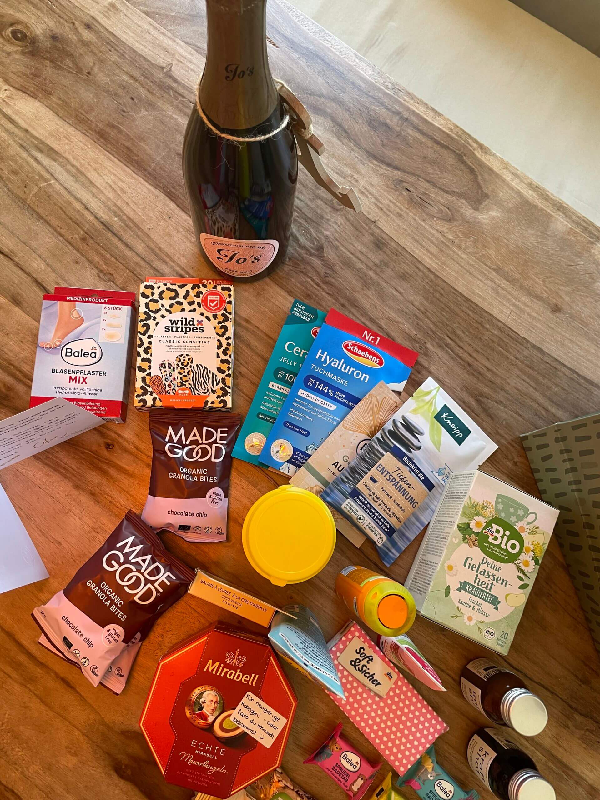 Abschiedsgeschenkpaket von den Chefs: Kosmetik, Leckereien und Sekt für den Start auf Spiekeroog.