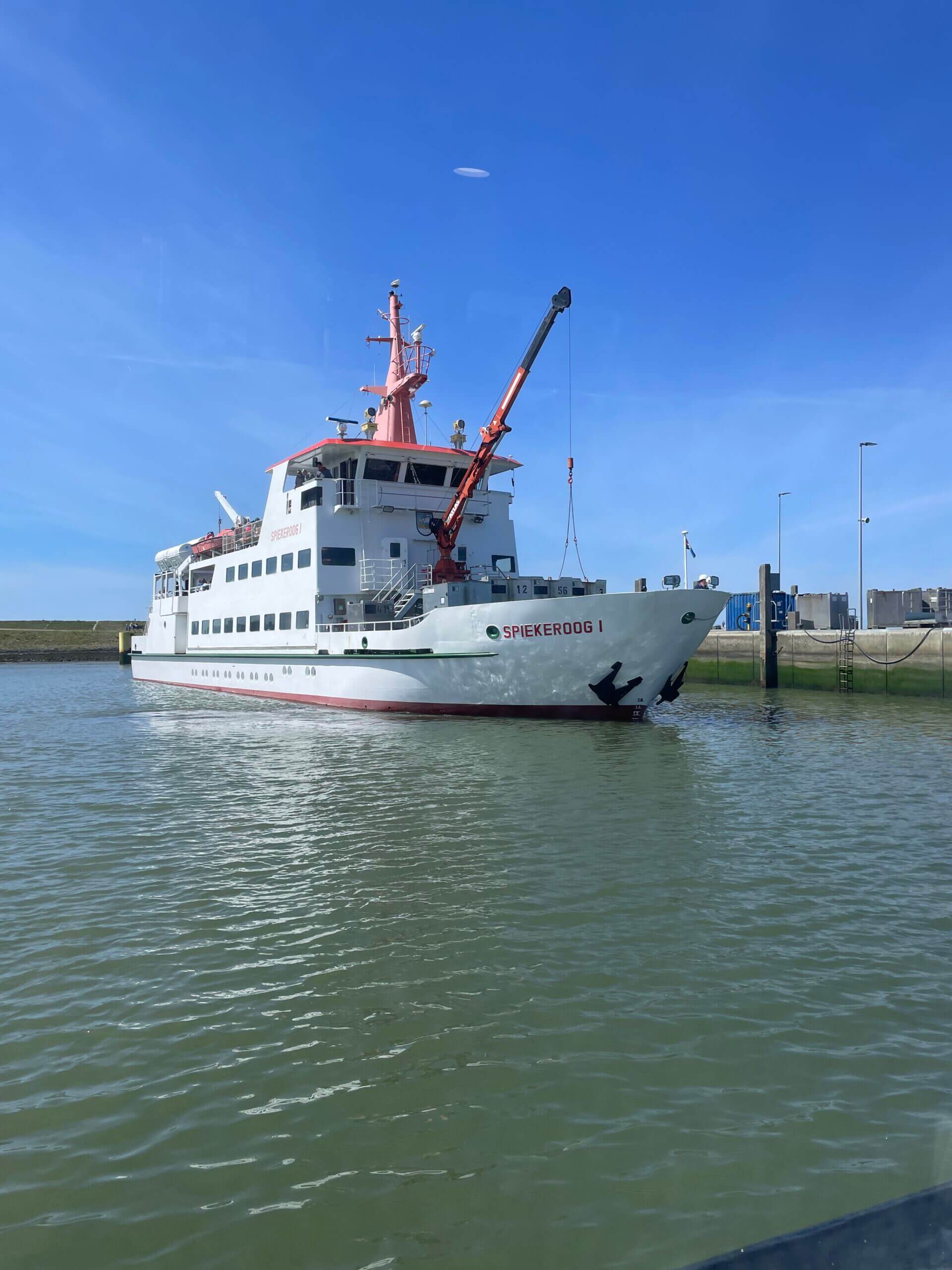 Fähre Spiekeroog I im Hafen von Neuharlingersiel bei blauem Himmel