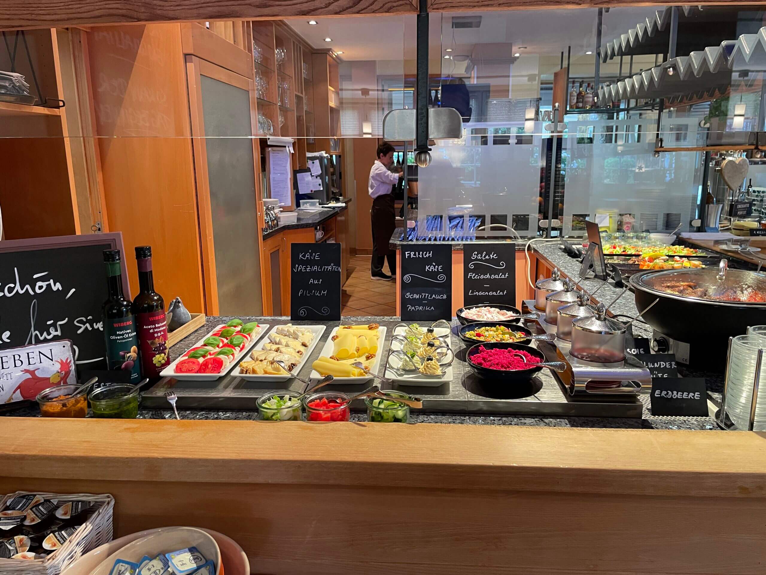 Reichhaltiges Frühstücksbuffet im Hotelrestaurant