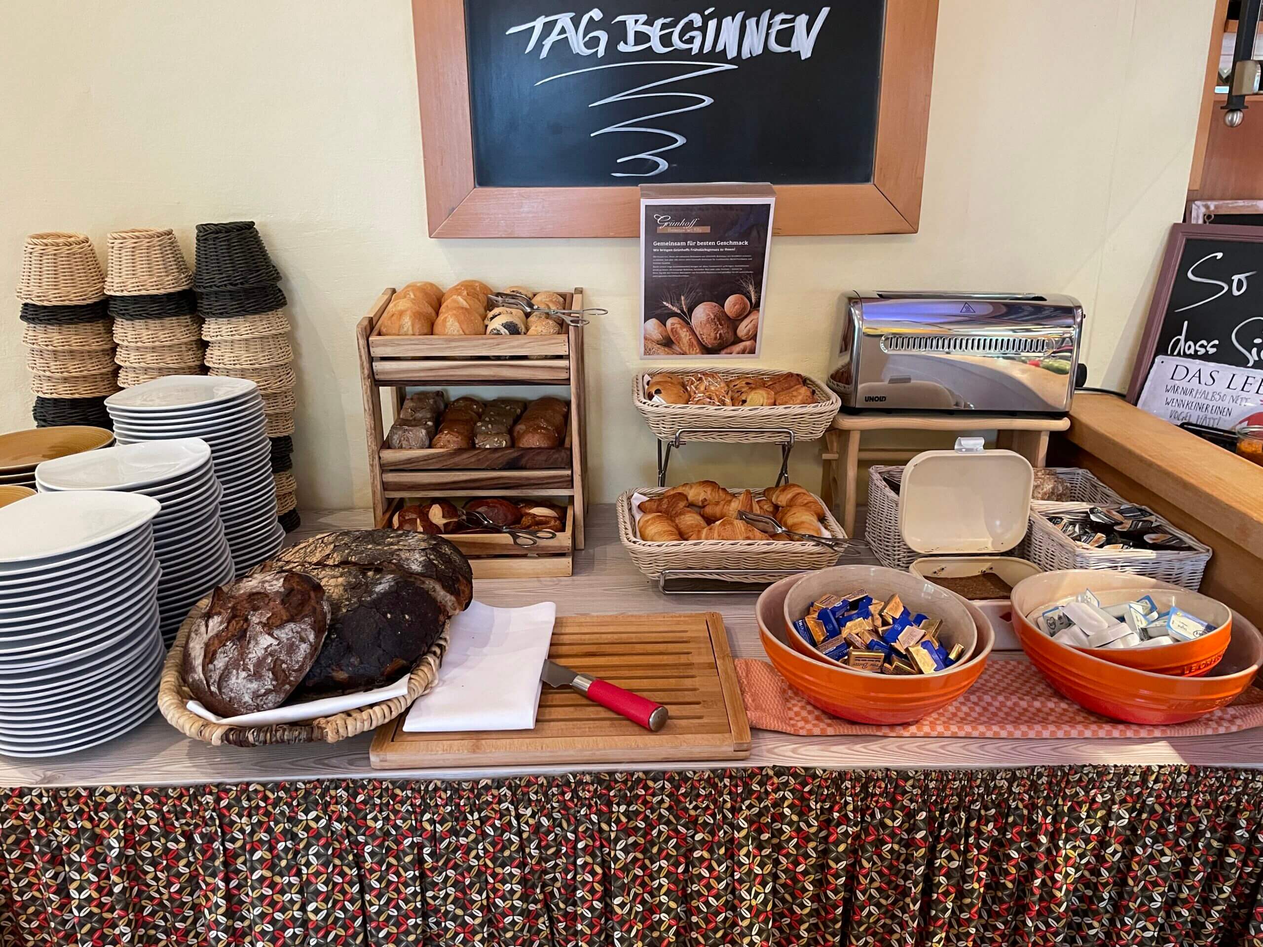 Frühstücksraum mit Kreidetafel und Buffettheke