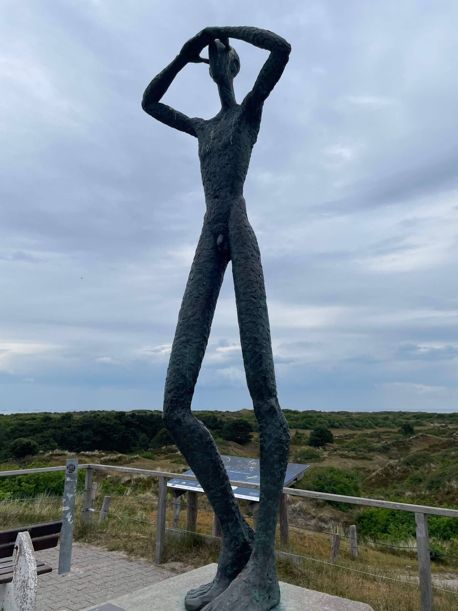 Moderne Metallskulptur einer menschlichen Figur in der Dünenlandschaft - Utkieker
