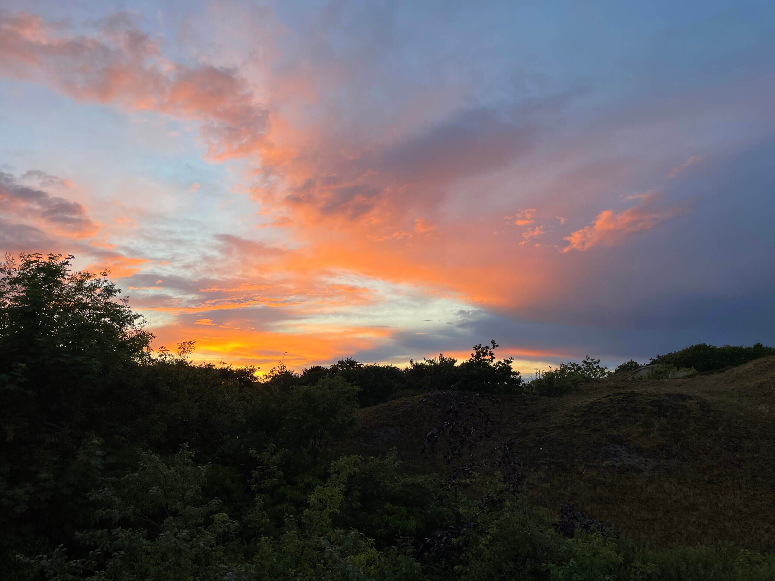 Dramatischer Sonnenuntergang mit orangerotem Himmel über der Nordsee