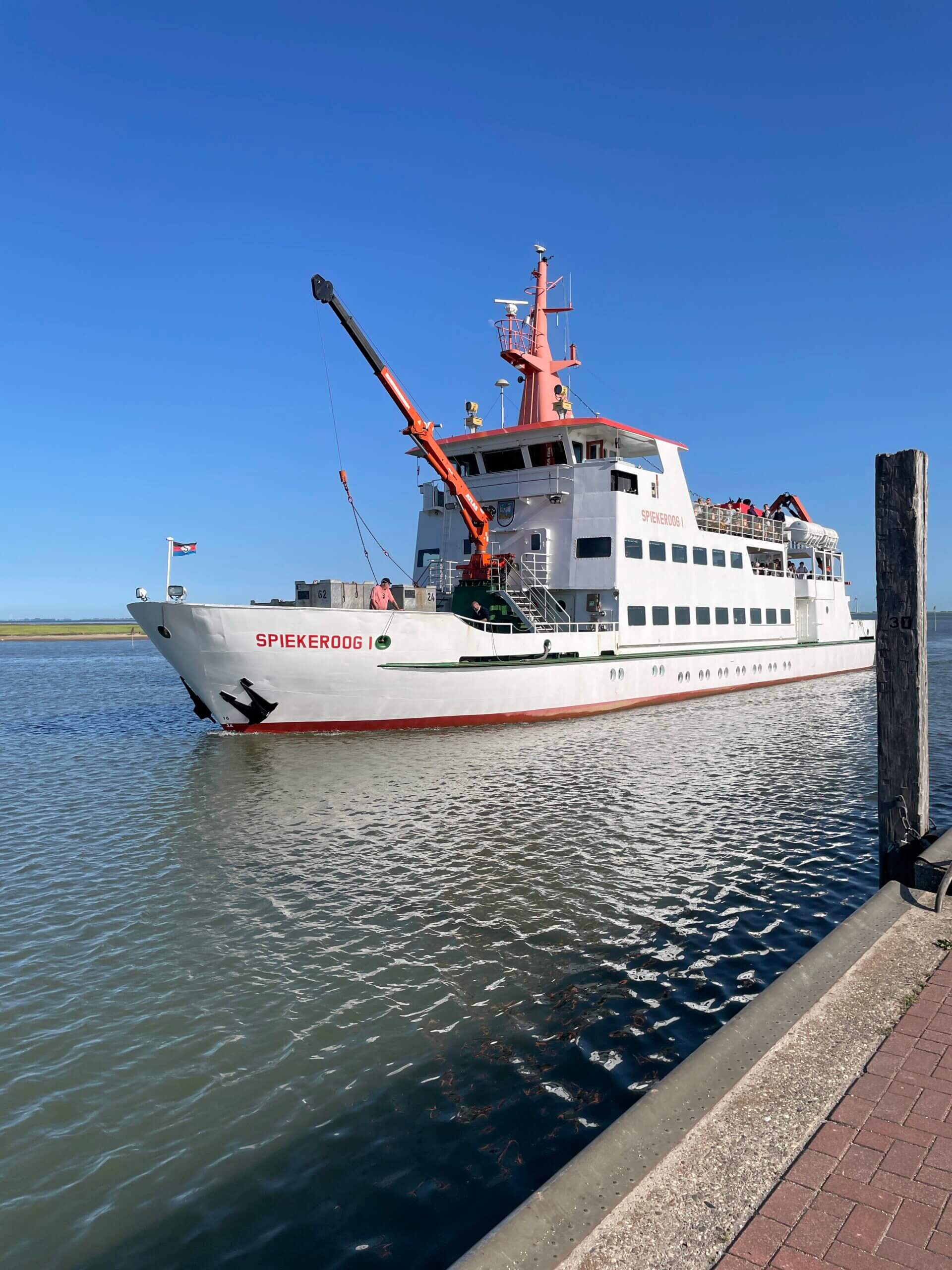 Fährschiff auf dem Wattenmeer vor Spiekeroog bei ruhigem Wetter