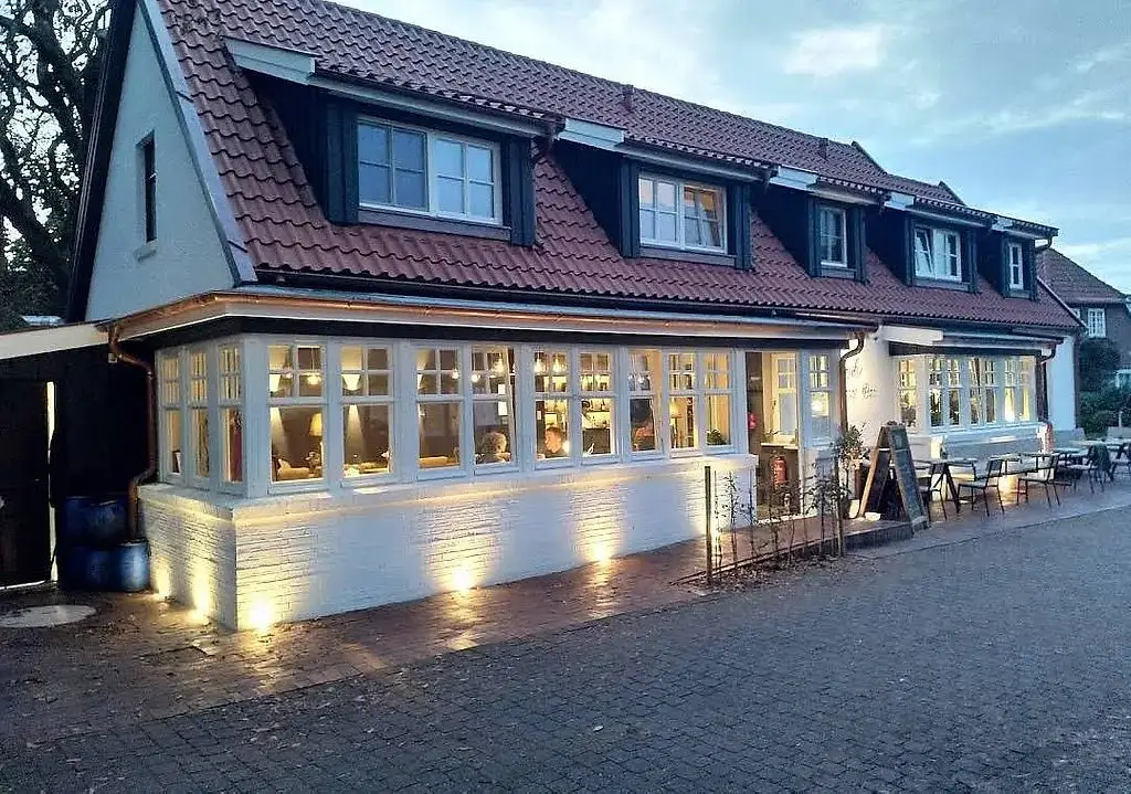 Außenansicht des Restaurants Vinh auf Spiekeroog bei Abendbeleuchtung