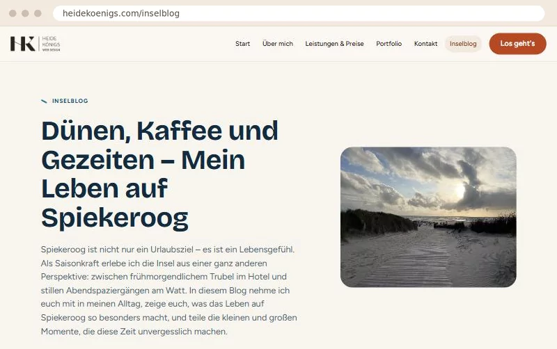 Browser-Ansicht des Inselblogs auf heidekoenigs.com: „Dünen, Kaffee und Gezeiten – Mein Leben auf Spiekeroog“ mit Foto eines Holzwegs durch die Dünen